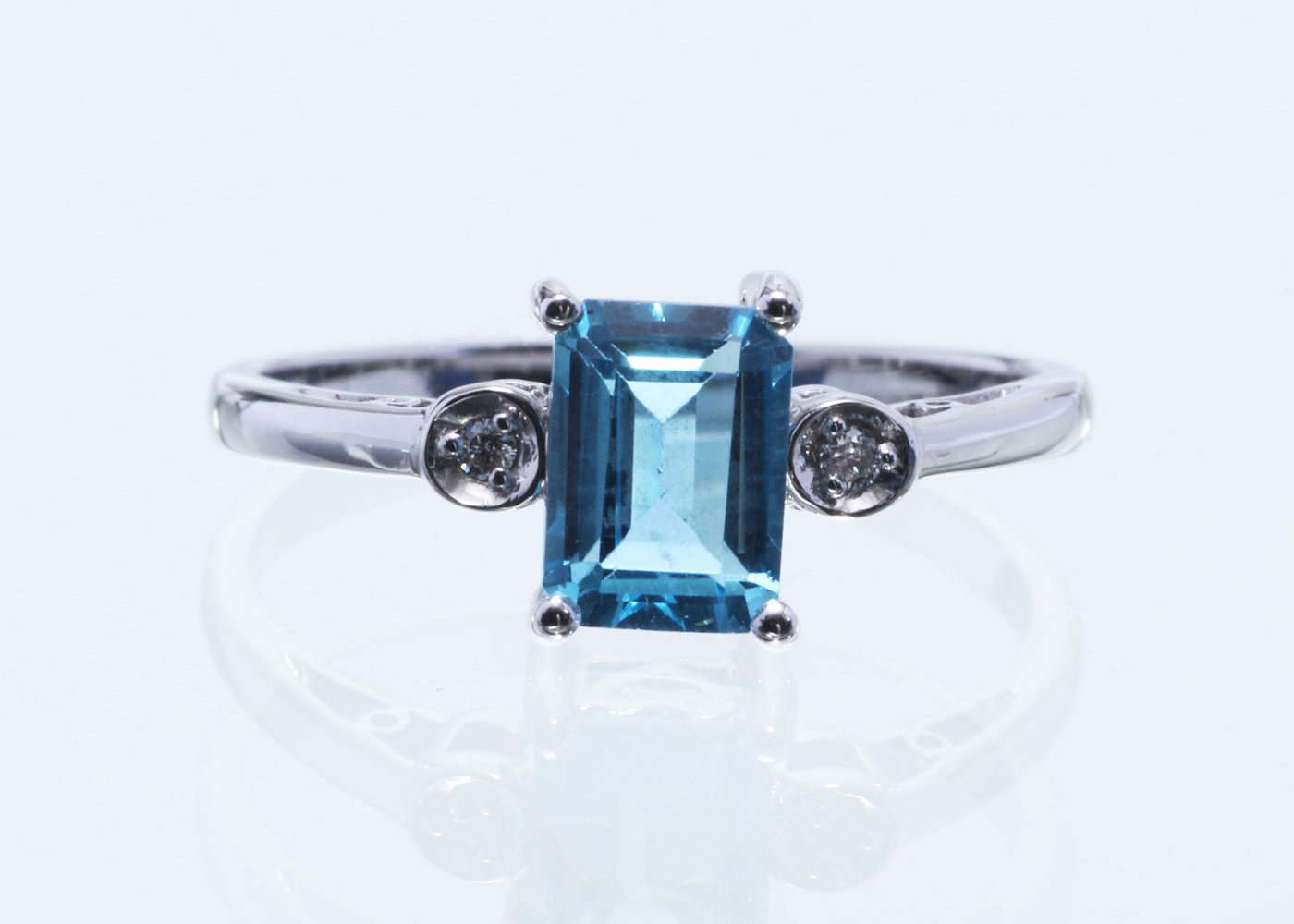 9ct White Gold Blue Topaz Diamond Ring - Image 4 of 5