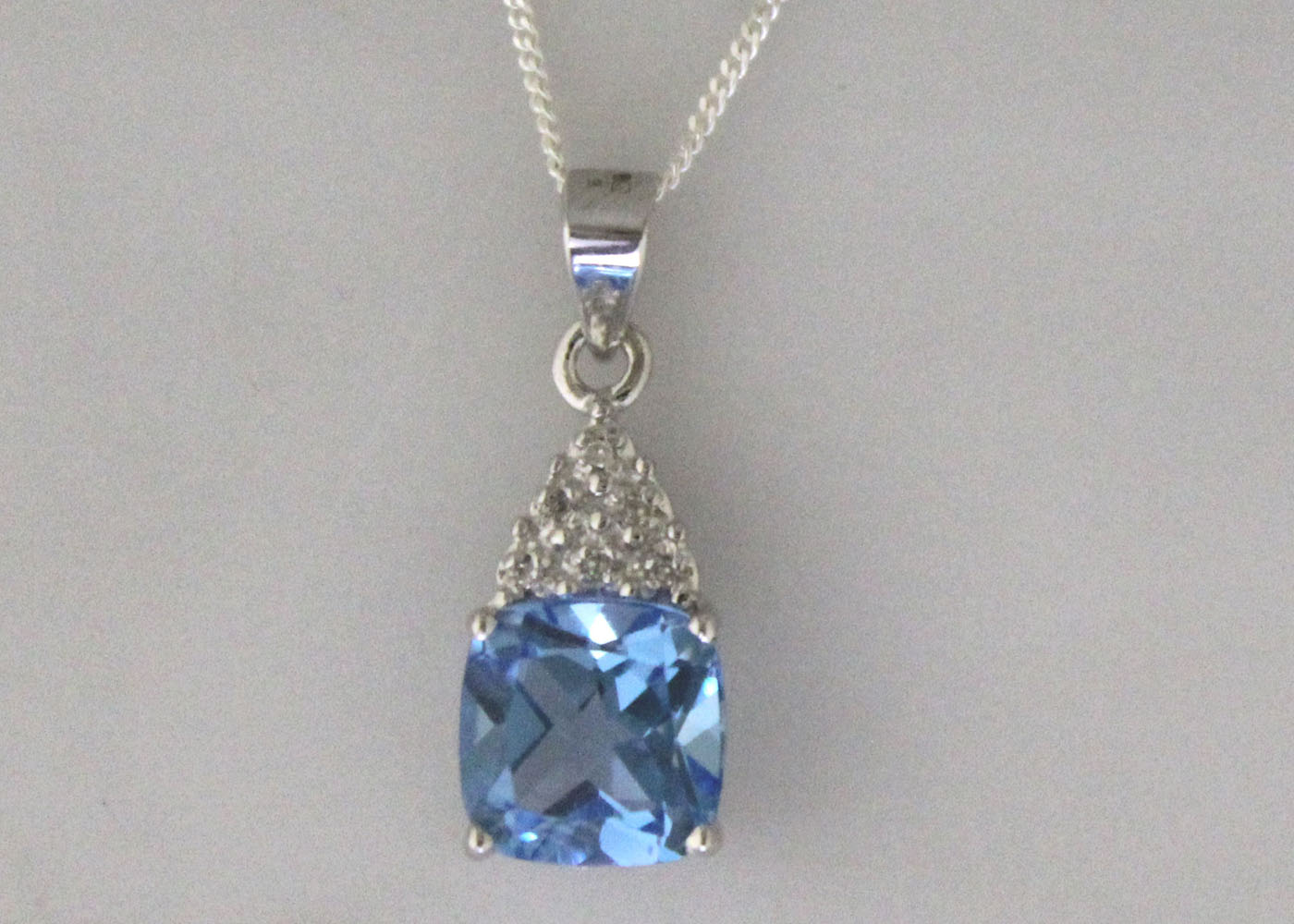 9ct White Gold Diamond And Blue Topaz Pendant - Image 5 of 6