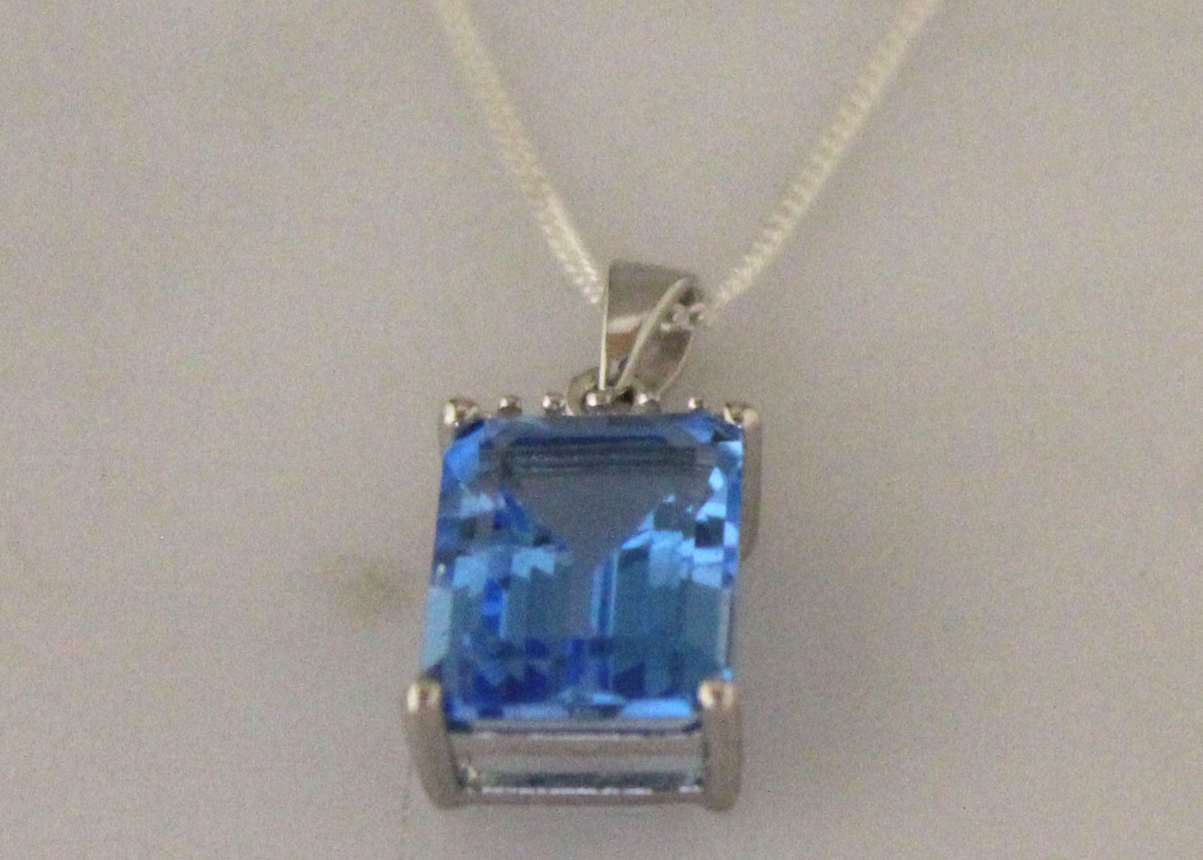 9ct White Gold Diamond And Blue Topaz Pendant - Image 3 of 6