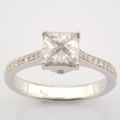 IDL Certificated 18K White Gold Triangle Cut Diamond & Diamond Ring (Total 0.55 ct Stone)