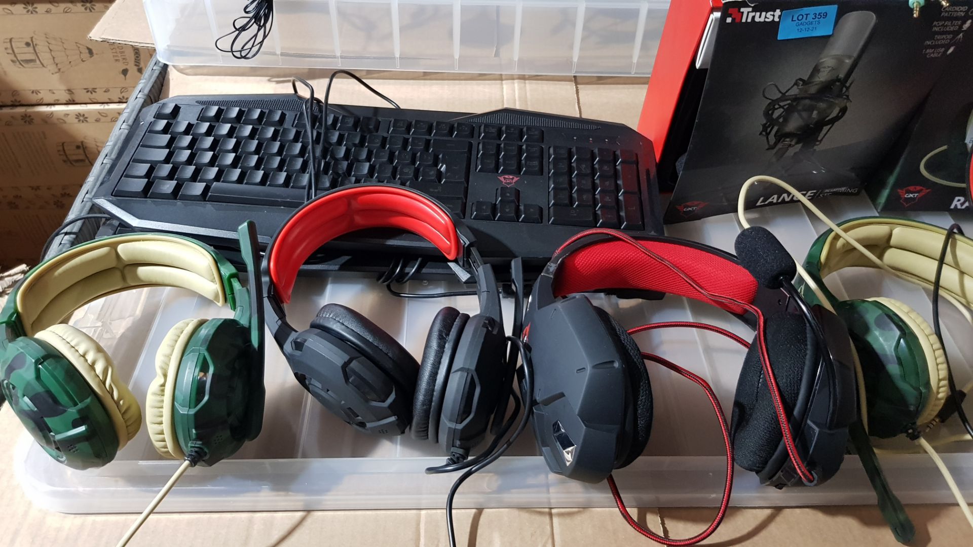 12x Trust Items. To Include 2x GXT Lance PC Laptop Streaming Microphone. 2x Avonn Keyboard. 7x Mixe - Image 5 of 6