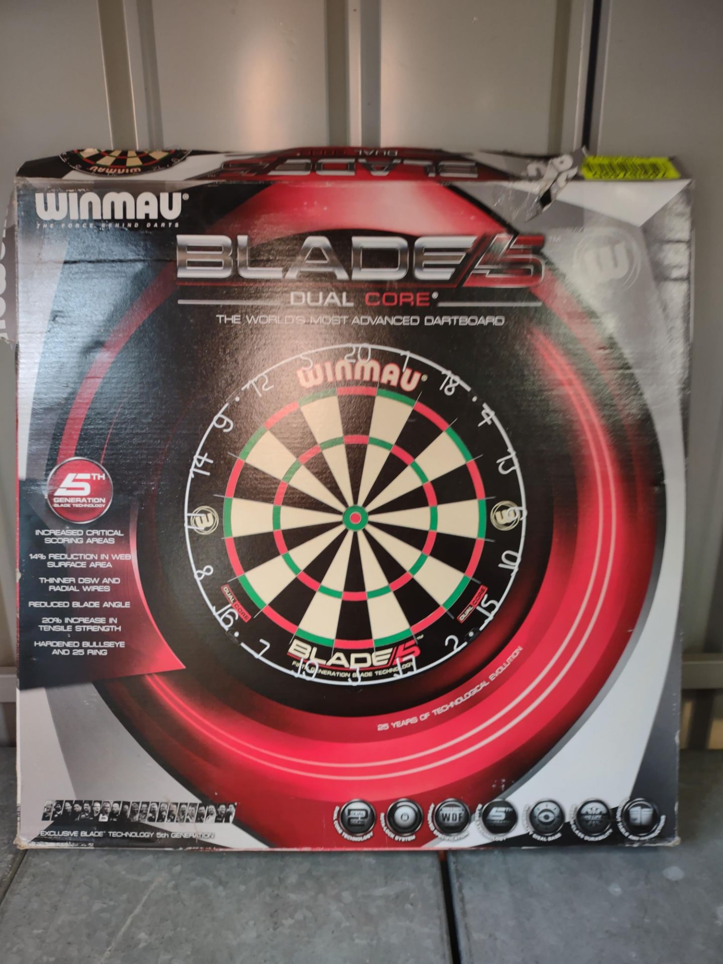 Winmau Blade 5 dual core dartboard. RRP £50. Grade U.