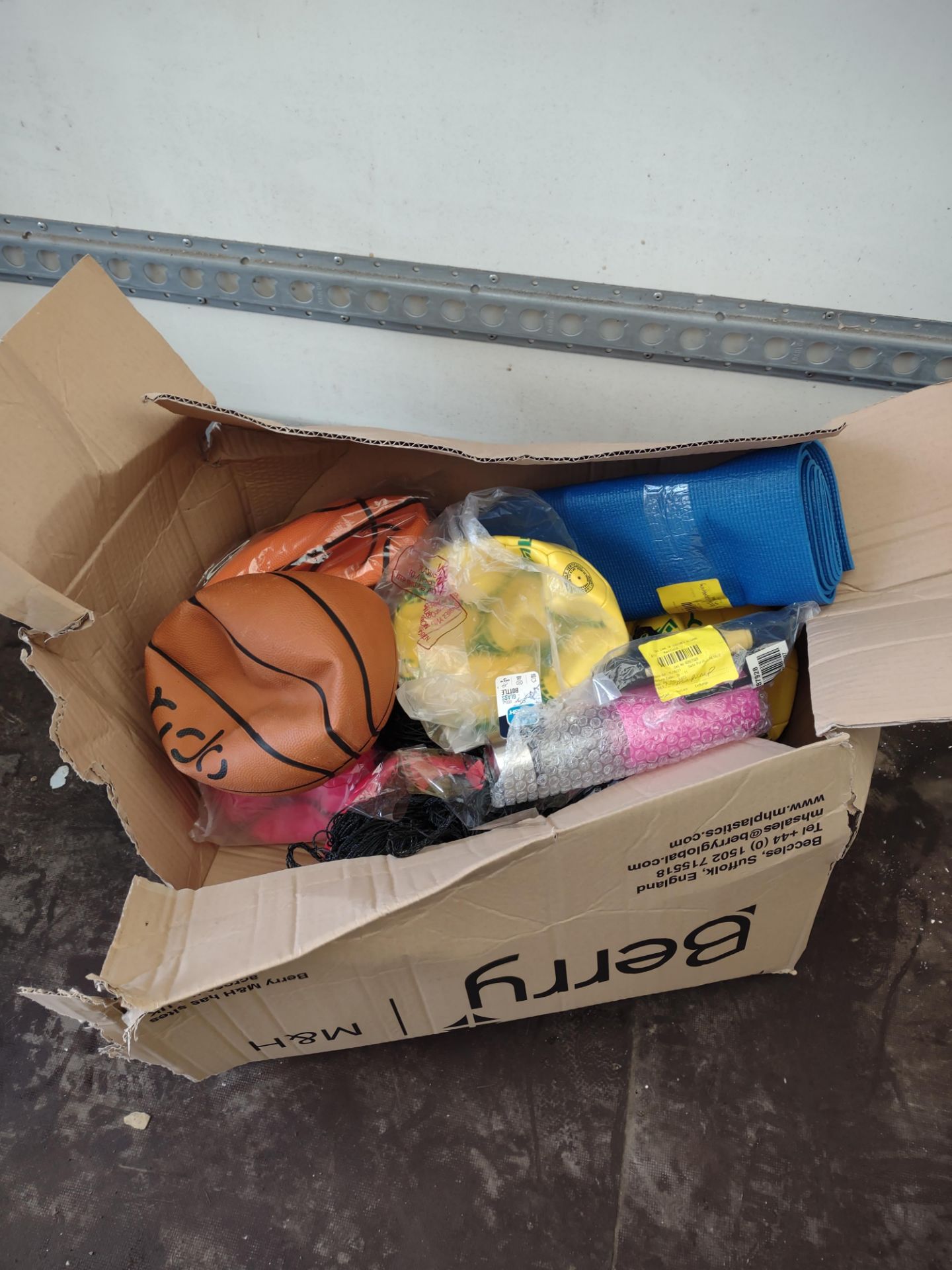 Assorted joblot of sports/fitness items Approx. RRP £100. Grade U.