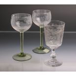 Konvolut von 3 Gläsern (20. Jh.), versch. Form, klares Glas, davon 2 partiell grün überfangen, m.