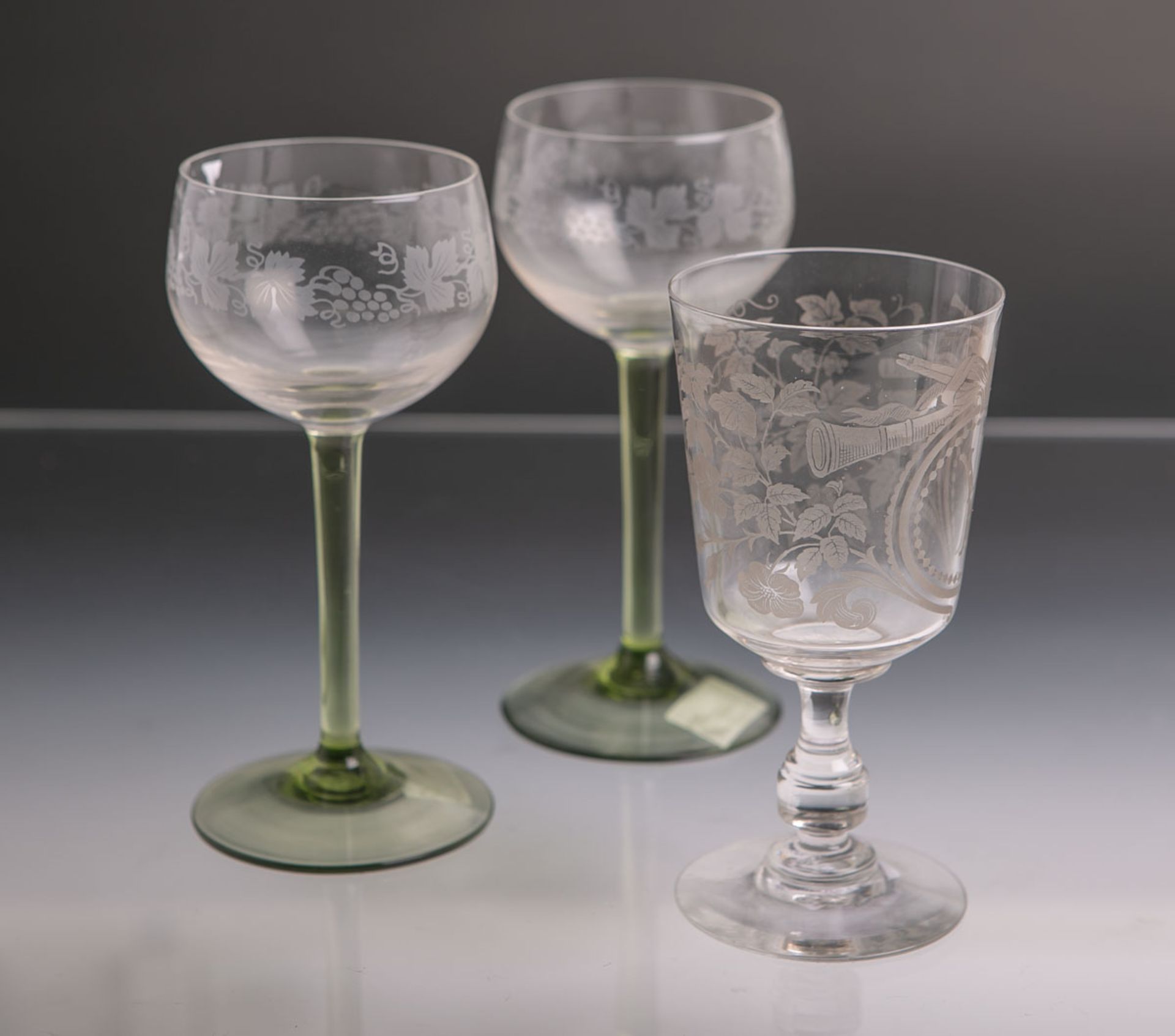 Konvolut von 3 Gläsern (20. Jh.), versch. Form, klares Glas, davon 2 partiell grün überfangen, m.