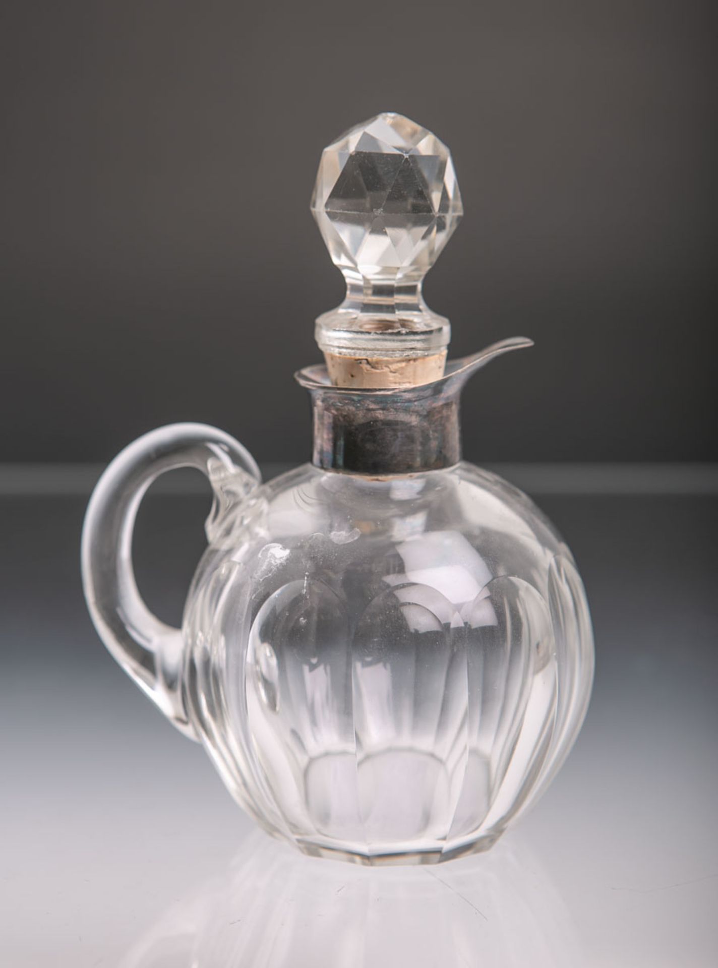 Essigflasche in Kugelform aus klarem Glas, Ausguss 835 Silber, gestempelt: Feingehalt /