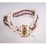4-reihiges Damenarmband aus Perlen u. Glassteinen, Verschluss 585 GG m. 3 kl. Granatsteinen,