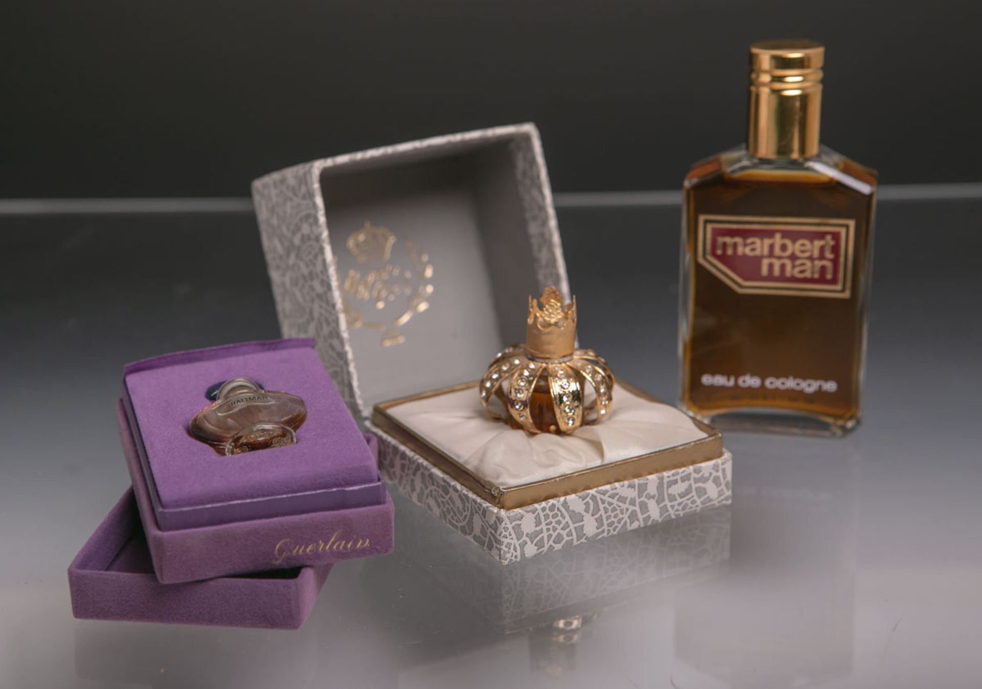 2 Parfüm-Miniaturen, bestehend aus: 1x Myrna Pons in Kronenform u. 1x Shalimar von Guerlain, dazu 1x