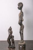 2 Holzfiguren (Afrika u. Indien, neuzeitlich), Holz geschnitzt, davon 1x H. ca 80 cm u. 1x H. ca. 37