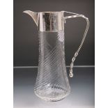Glasschenkkanne (um 1910/20), klares spiralförmiges Glas m. Metallmontierung, H. ca. 22,5 cm. Deckel