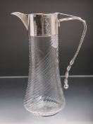 Glasschenkkanne (um 1910/20), klares spiralförmiges Glas m. Metallmontierung, H. ca. 22,5 cm. Deckel