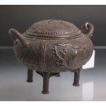 Weihrauchgefäß im archaischem Stil (China, wohl Qing-Dynastie, 19./20. Jh.), Bronze patiniert,