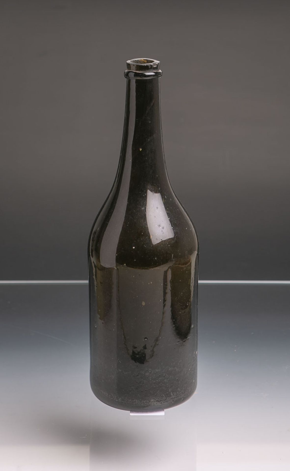 Historische Weinflasche (wohl um 18./19. Jh.), olivgrünes Glas mundgeblasen, hochgestochener