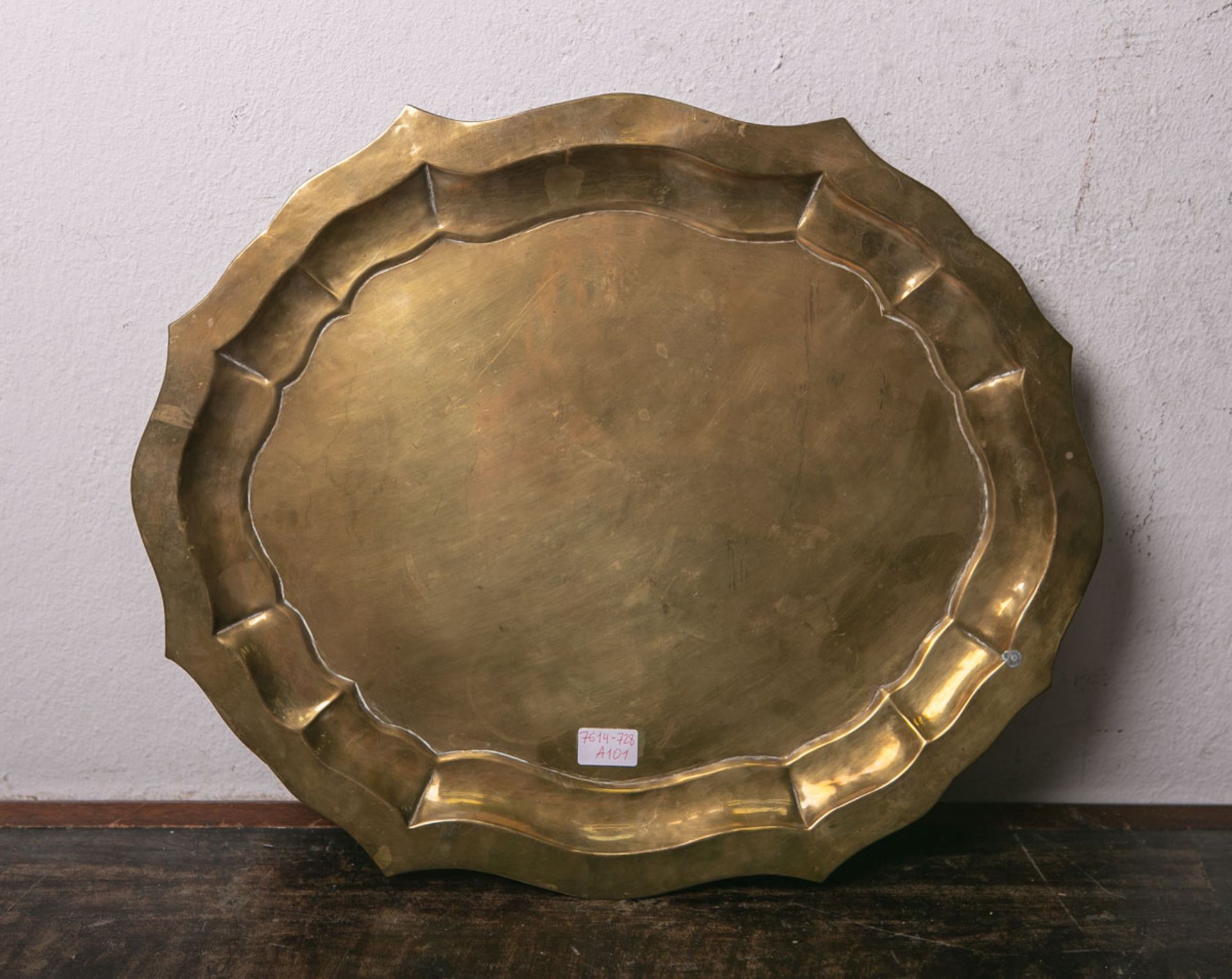 Flache Schale aus Messing (wohl 18. Jh.), handgearbeitet, ovale Form, der Rand gewellt u. doppelt