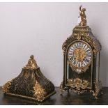 Boulle-Uhr (Frankreich, 18. Jh.), 3-seitig verglastes Holzgehäuse, Schildpatt u. Messing,