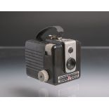 Kamerabox "Brownie Flash" von Kodak (Frankreich), Bakelitgehäuse, ca. 10 x 10 x 11,5 cm. Guter