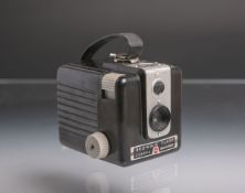 Kamerabox "Brownie Flash" von Kodak (Frankreich), Bakelitgehäuse, ca. 10 x 10 x 11,5 cm. Guter