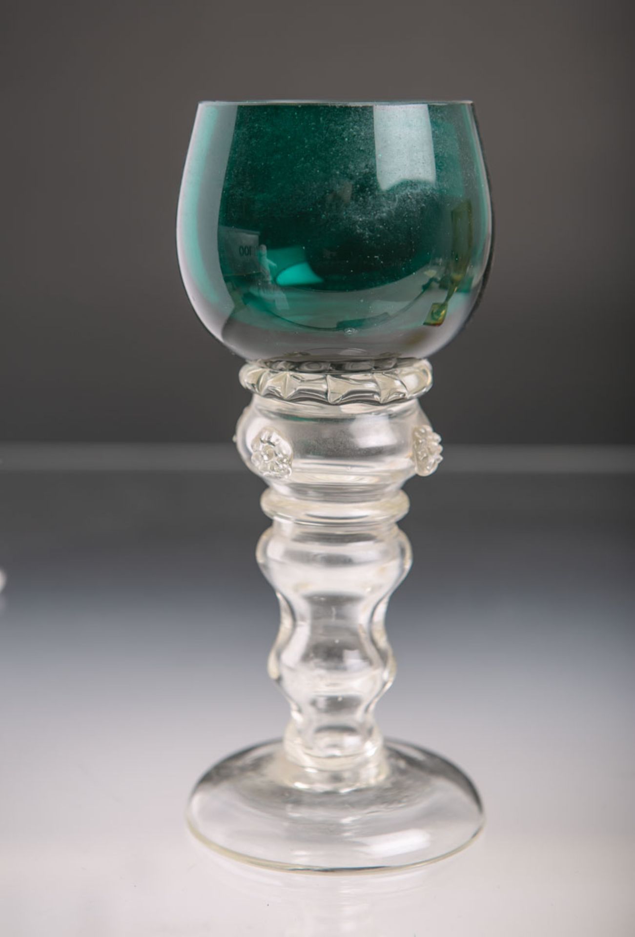 Römerglas, Hohlbalusterschaft m. Beerennuppen, grün überfangene kugelförmige Kuppa, H. ca. 17 cm.