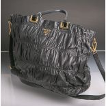 Handtasche von Prada (wohl 1980/90er Jahre), Shopper, schwarzes Leder, gerafft, innen 1 gr. Fach,