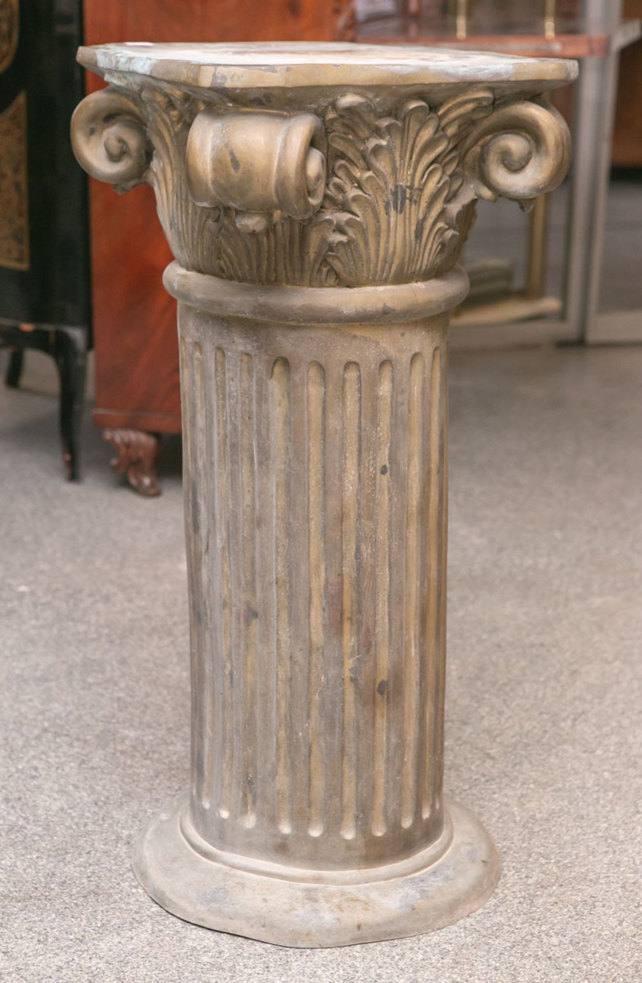 Messing-Säule (wohl 20. Jh.), wohl korinthische Ordnung, H. ca. 87 cm, Dm. ca. 38 cm. Teilw.