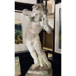 Kl. Putto auf Sockel (Alter u. Herkunft unbekannt), Steinguss, H. ca. 112 cm. Best.