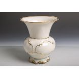 Vier verschiedene Vasen in verschiedenen Größen und Formen aus Porzellan von Hutschenreuther sowie