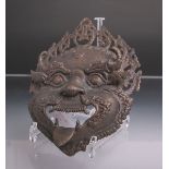 Dämonen-Maske (China, Meiji-Zeit, Ende 19. Jh.), Bronze patiniert, Mund, Kopfschmuck sowie