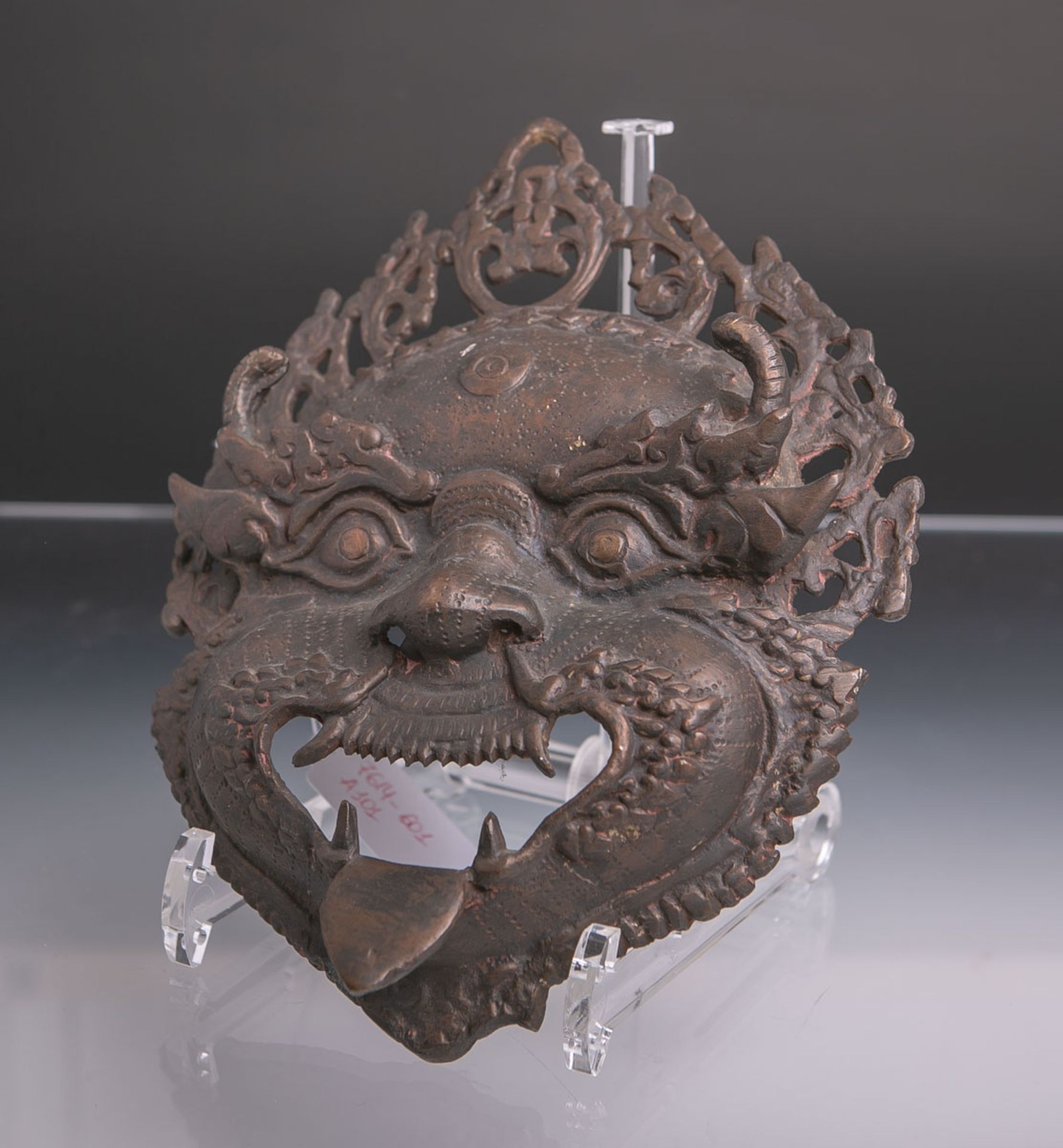 Dämonen-Maske (China, Meiji-Zeit, Ende 19. Jh.), Bronze patiniert, Mund, Kopfschmuck sowie