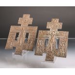 2 Reisekruzifixe (wohl Ukraine, 20. Jh.), angelehnt an die griechisch orthodoxe Kirche, je ca. 23