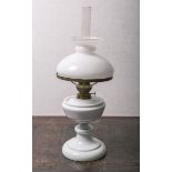 Biedermeier-Petroleumlampe (um 1850), aus weißem Opalinglas geblasener stark profilierter Schaft