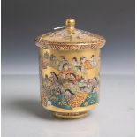 Satsuma-Deckelbecher (Japan, wohl Meiji, um 1900), Porzellan, glockenförmiger Korpus, feine