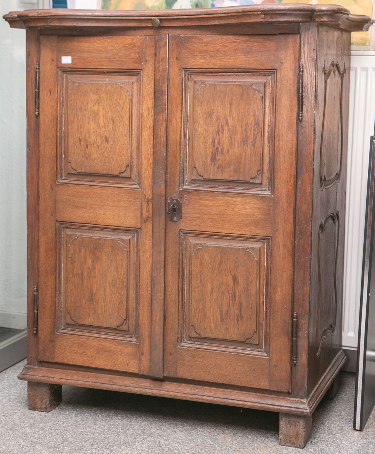 Kl. Beistellschrank aus der Barockzeit (wohl 1740/70), Eichenholz massiv, in der Schaufront 2-