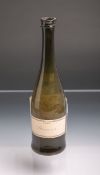 Alte Weinflasche (um 1750), olivgrünes Glas mundgeblasen, eingestochener Boden m. Abriss,