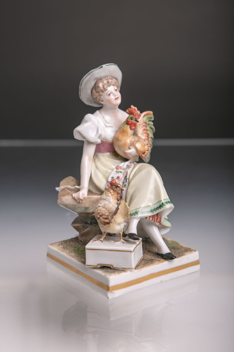 Figurine „Mädchen mit Federvieh" (wohl 19. Jh.), Darstellung einer auf einem Felssockel sitzenden