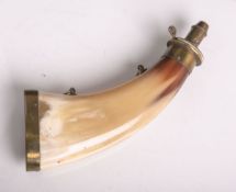 Pulverhorn, natürlich geschwungenes Horn in abgeflachter Form, Messingkappe u. -portionierer, m. 2