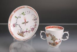 Doppelhenkeltasse m. Untertasse aus Porzellan (Meissen, blaue Unterbodenschwertermarke, Knauf/