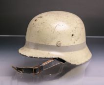 Stahlhelm M35 in Gelb (2. WK), ohne Emblemen, Lederinnenfutter, innen bez. „Stein Rt.", m.