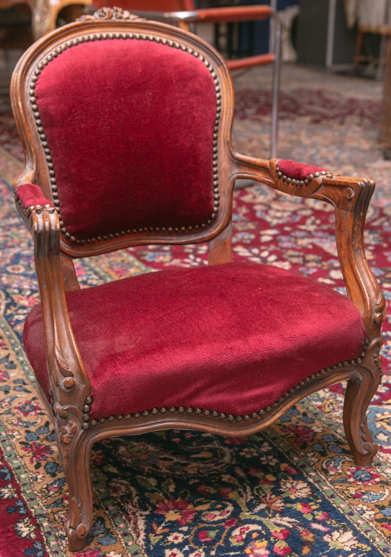Kindersessel (Louis Philippe, 2. Barock), Nußbaum, geschweifte u. gepolsterte Sitz- u. Rückenfläche,