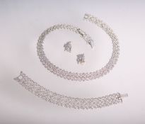 4-teiliges Swarovski-Konvolut "Diamanta Collection", bestehend aus: 1 Paar Ohrclips, 1 Collier u.