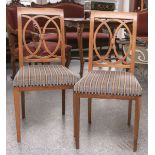 2 Stühle aus der Biedermeierzeit (1820/30), Nußholz massiv, Sitz gepolstert, Sitzhöhe ca. 45 cm.