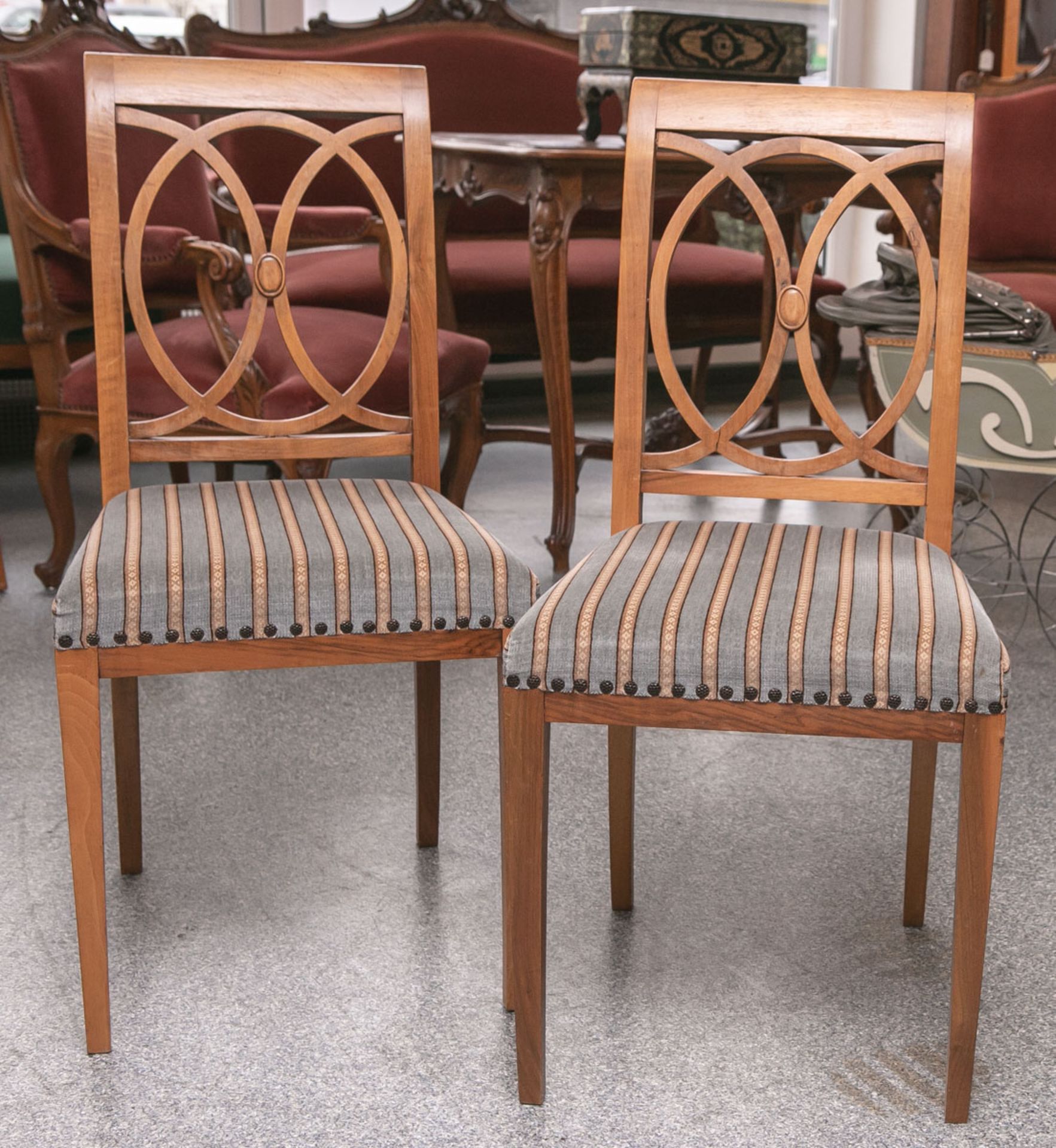 2 Stühle aus der Biedermeierzeit (1820/30), Nußholz massiv, Sitz gepolstert, Sitzhöhe ca. 45 cm.