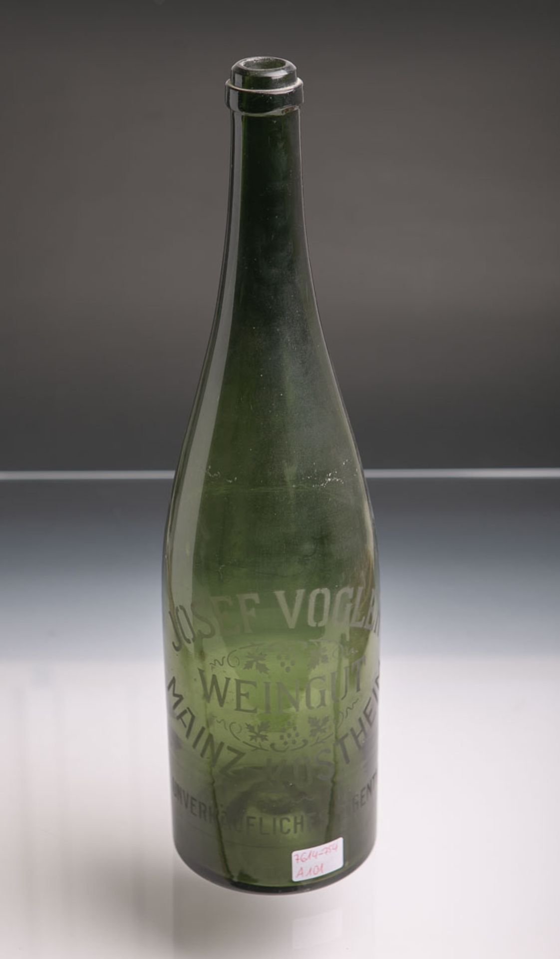 Historische Weinflasche (wohl 18./19. Jh.), waldgrünes Glas mundgeblasen, hochgestochener Boden,