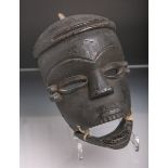 Alte anthopomorphe Klappkiefermaske (Afrika), "Idiok Ekpo" Masken der IBibio verkörpern hässliche