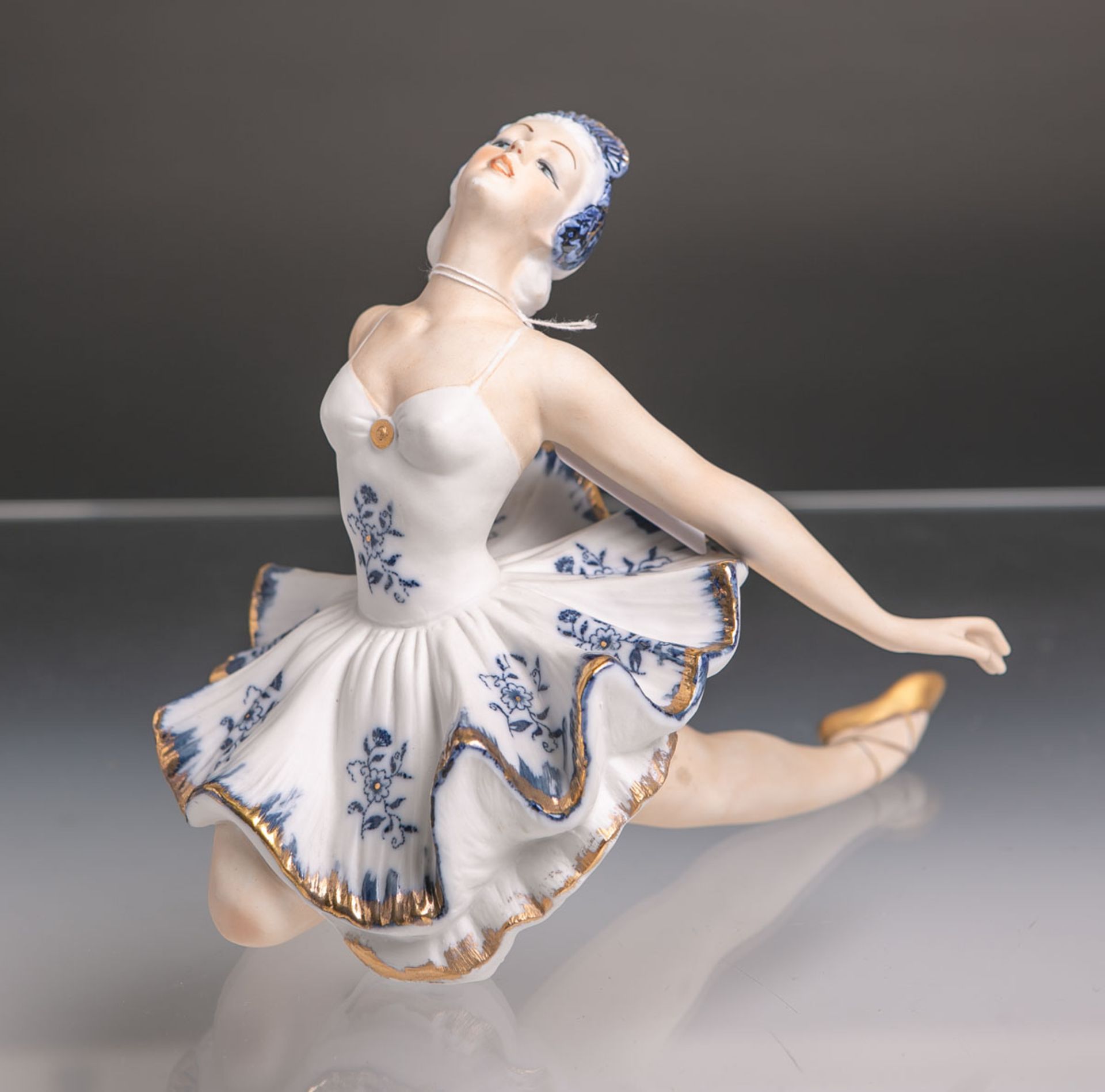 Figurine "Die Balletttänzerin" (Royal Meridian, schwarze Unterbodenmarke), polychrom bemalt u.