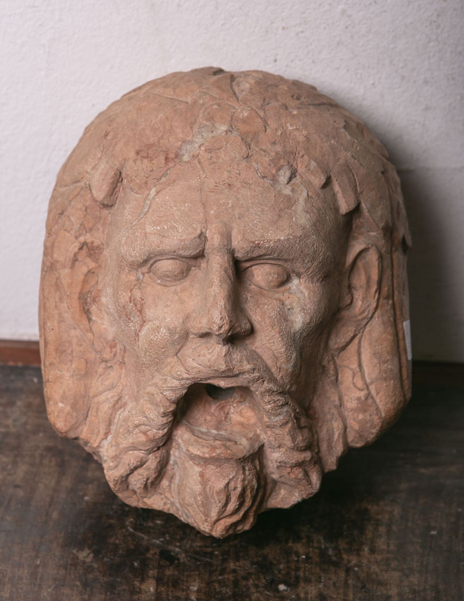 Alte Steinmetzarbeit (Alter u. Herkunft unbekannt, wohl 17./18. Jh.), Kopf eines bärtigen Mannes,