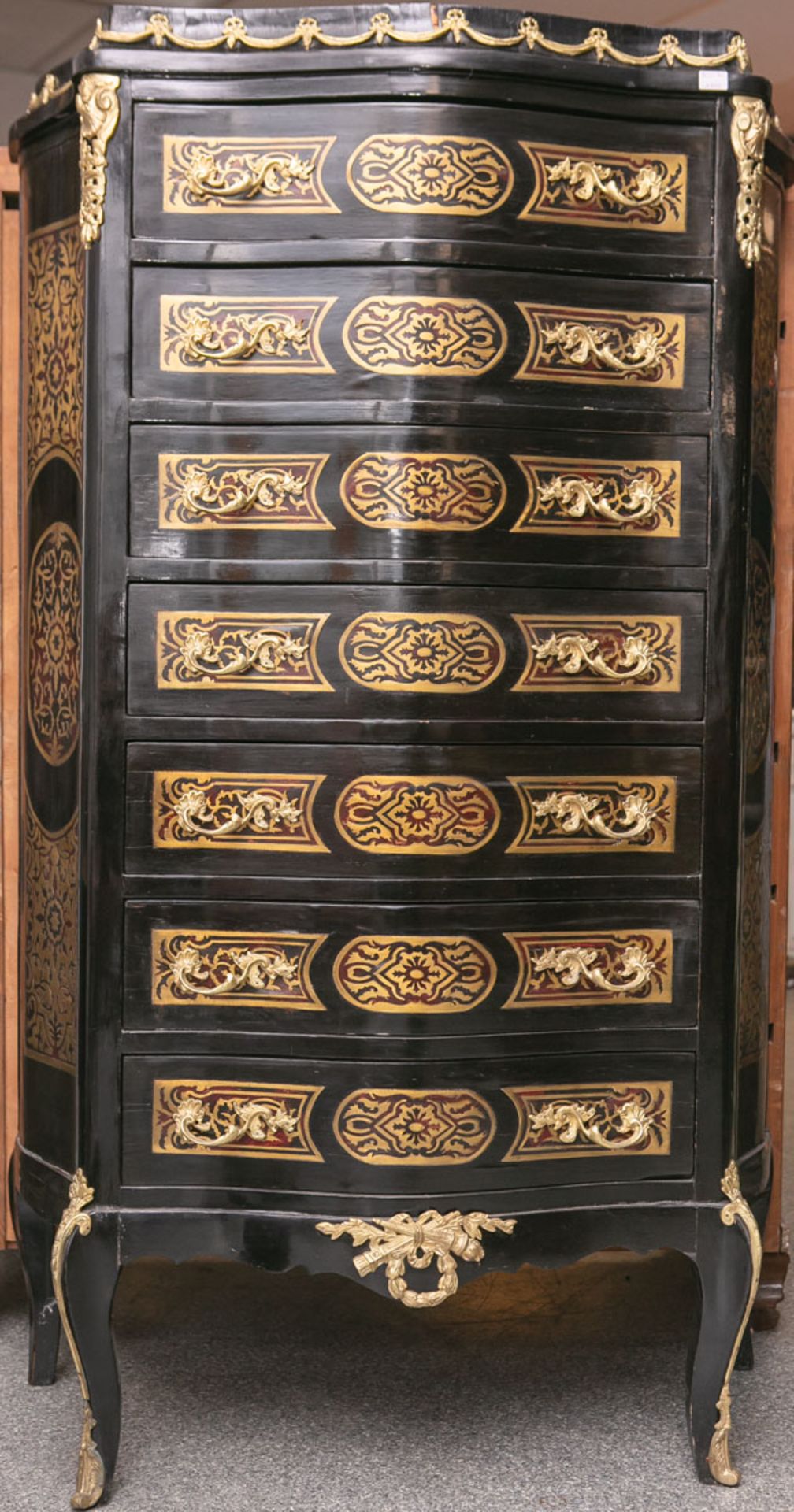 Chiffoniere (Stilmöbel im Stil des 18. Jhs.), 7-schübig, Oberfläche ebonisiert in Boulee-Technik,