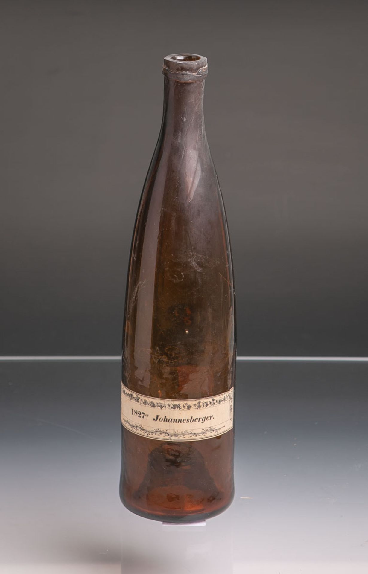 Historische Weinflasche (Rheingau, 19. Jh.), braune Glasmasse mundgeblasen, eingestochener Boden