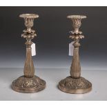 2 Kerzenhalter (im klassizistischen Stil), Metall versilbert, H. je ca. 24 cm.