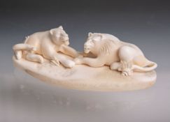 Beinschnitzarbeit, Löwenpaar auf naturalistisch gearbeitetem Sockel, ca. 15 x 6 x 4,5 cm.