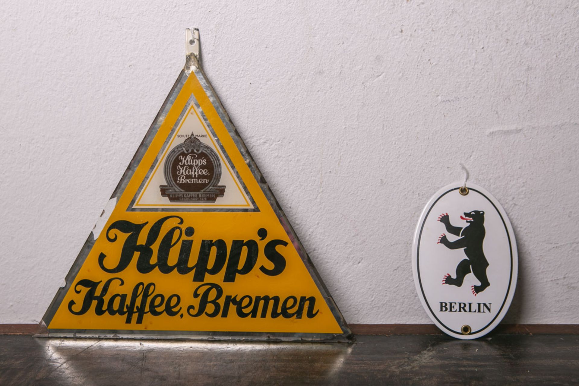 Werbeschild aus Glas „Klipp's Kaffee, Bremen" (wohl 1950er Jahre), ca. 31 cm. Zustand 3, dazu 1x